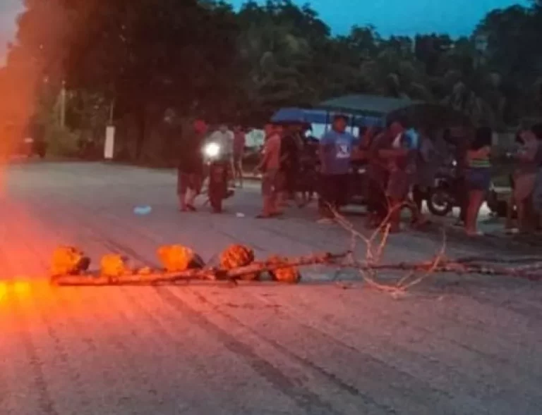 los-vecinos-exigen-la-presencia-de-la-cfe_MASTER