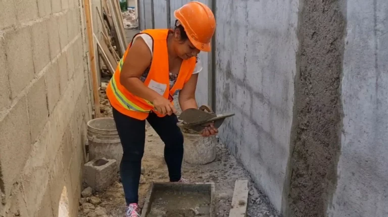 mujer albañil