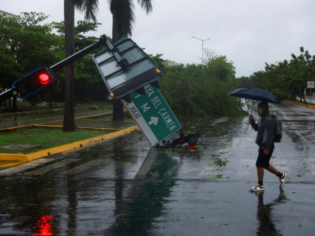 2024-07-05T142059Z_1923591254_RC2WO8AL50JM_RTRMADP_3_STORM-BERYL-MEXICO