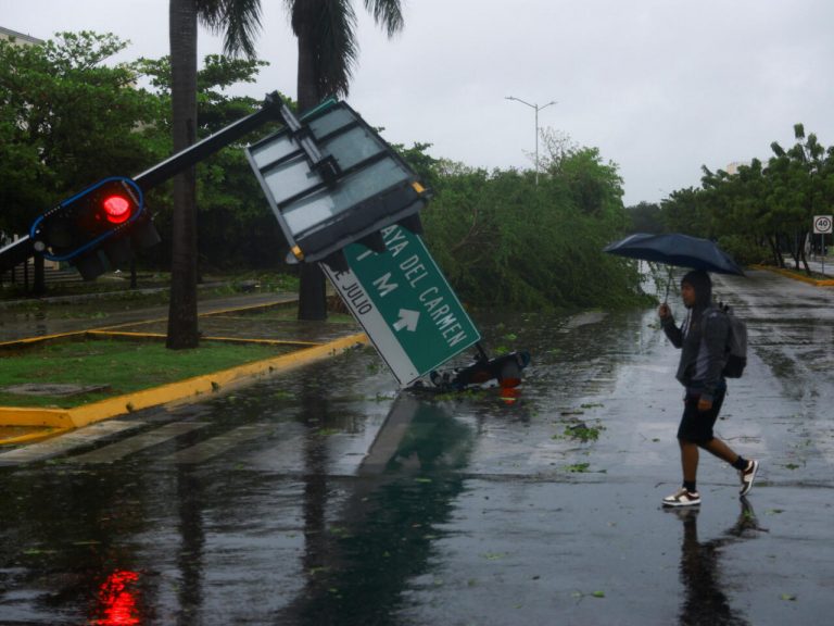 2024-07-05T142059Z_1923591254_RC2WO8AL50JM_RTRMADP_3_STORM-BERYL-MEXICO