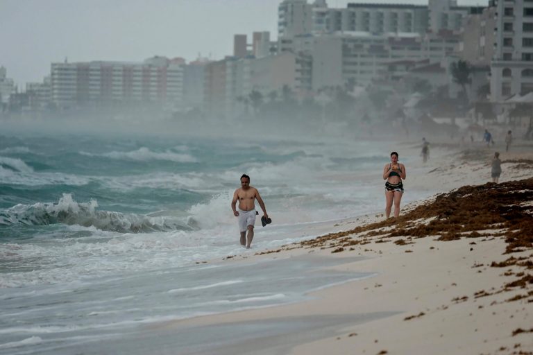 Dia nublado con ocasionales lluvias en Cancun
