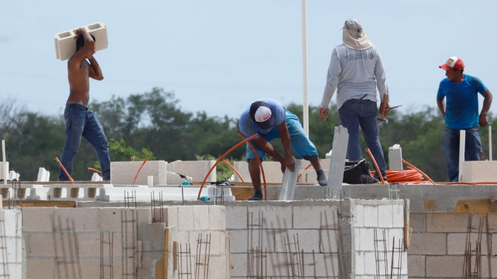 Más de 100 mil albañiles en Quintana Roo carecen de seguridad social y denuncian retrasos en sus pagos.