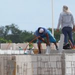 Más de 100 mil albañiles en Quintana Roo carecen de seguridad social y denuncian retrasos en sus pagos.