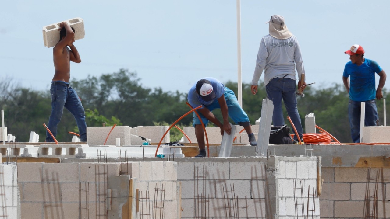 Más de 100 mil albañiles en Quintana Roo carecen de seguridad social y denuncian retrasos en sus pagos.