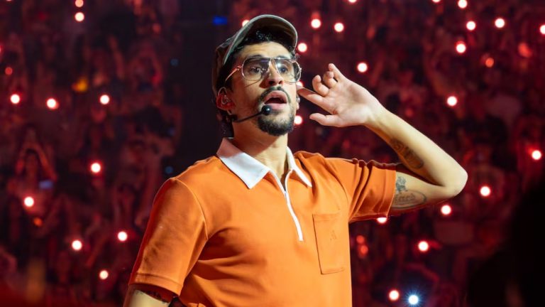 Bad Bunny será el primer solista masculino latino en encabezar el show de medio tiempo del Super Bowl LX, el 8 de febrero de 2026 en Santa Clara, California.