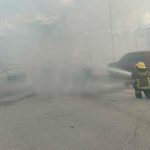 Bomberos de Cancún lograron sofocar un incendio que afectó tres autos en la avenida Niños Héroes.