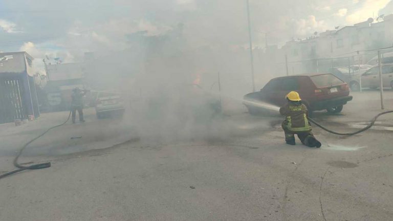 Bomberos de Cancún lograron sofocar un incendio que afectó tres autos en la avenida Niños Héroes.