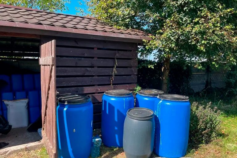 La policía polaca aseguró cientos de litros de metanfetamina y químicos usados en su elaboración.