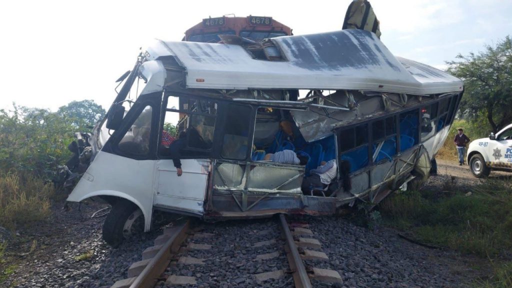 Cinco personas murieron y 18 resultaron heridas tras un choque entre un autobús de pasajeros y un tren de carga en Comonfort, Guanajuato.