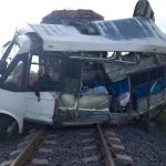 Cinco personas murieron y 18 resultaron heridas tras un choque entre un autobús de pasajeros y un tren de carga en Comonfort, Guanajuato.
