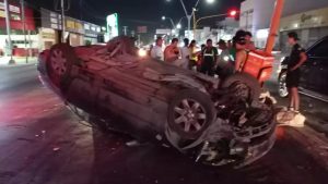 El conductor de un BMW perdió el control y volcó tras chocar contra un poste en la avenida López Portillo.
