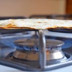 Calentar tortillas directamente en la llama realza sabor y textura, pero requiere precaución para evitar quemaduras y compuestos nocivos.