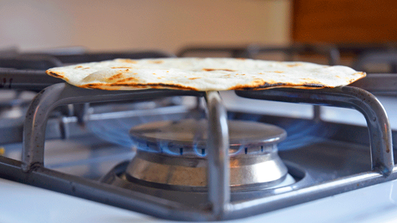 Calentar tortillas directamente en la llama realza sabor y textura, pero requiere precaución para evitar quemaduras y compuestos nocivos.