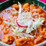 El tradicional pozole rojo costará menos este año gracias a la baja en los precios de sus ingredientes, según datos de Profeco.