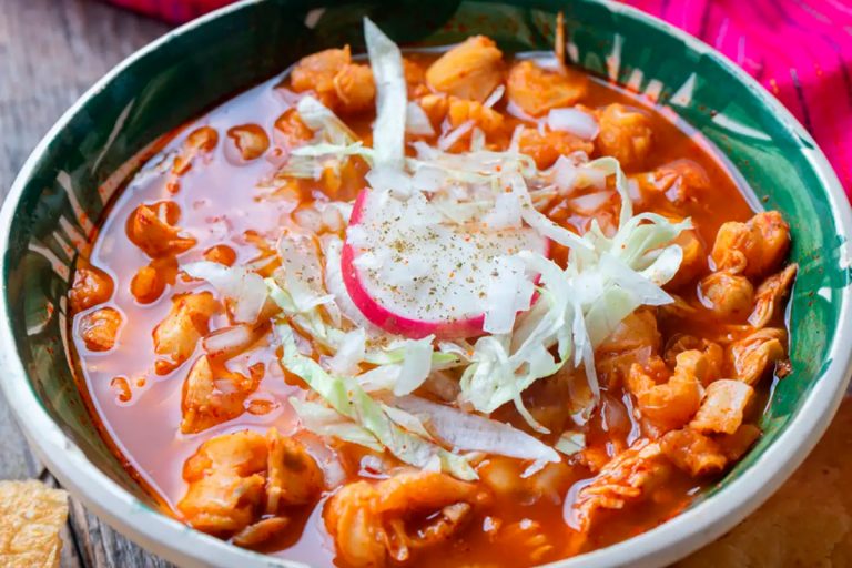 El tradicional pozole rojo costará menos este año gracias a la baja en los precios de sus ingredientes, según datos de Profeco.