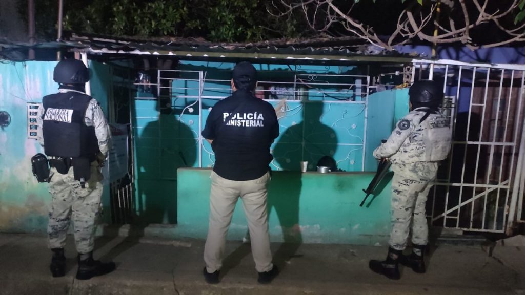 La FGE cateó tres inmuebles en la Supermanzana 66 de Cancún y resguardó a 14 mujeres presuntamente víctimas de trata de personas.
