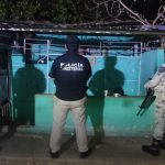 La FGE cateó tres inmuebles en la Supermanzana 66 de Cancún y resguardó a 14 mujeres presuntamente víctimas de trata de personas.