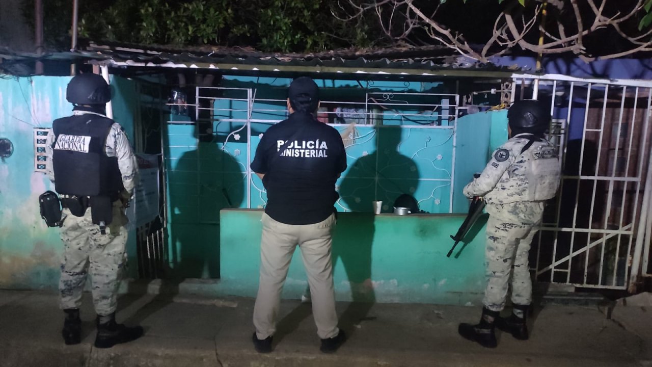 La FGE cateó tres inmuebles en la Supermanzana 66 de Cancún y resguardó a 14 mujeres presuntamente víctimas de trata de personas.