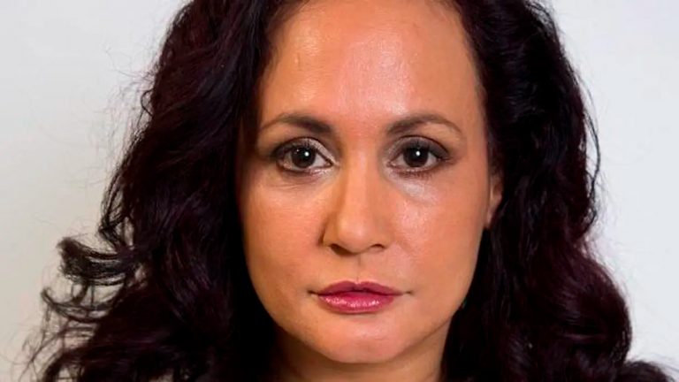 Mujer evita sonreír por 40 años para no envejecer