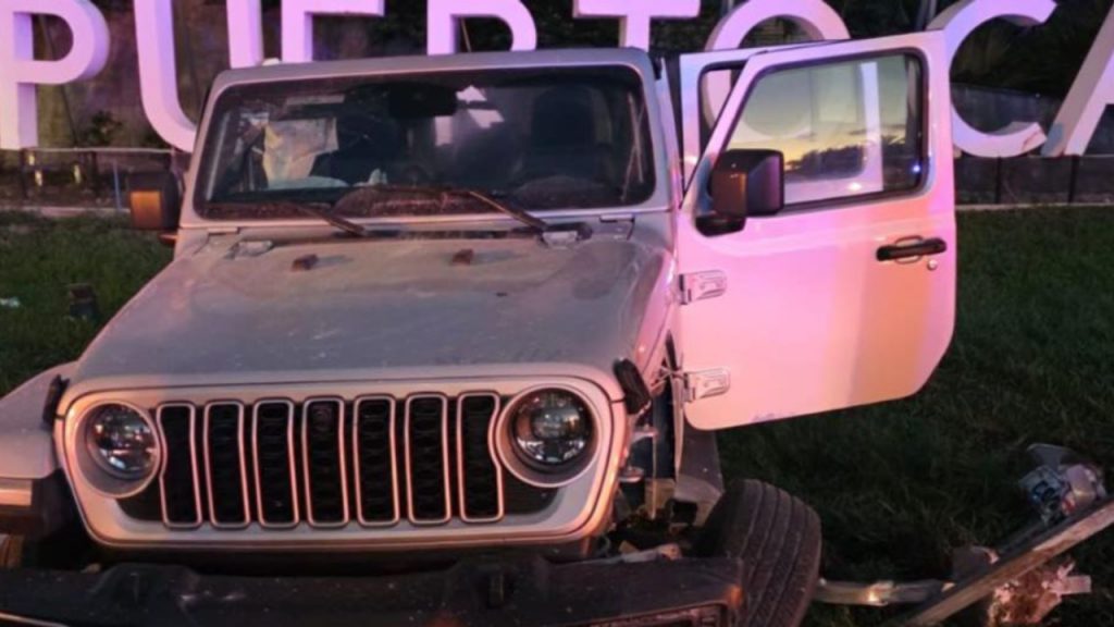 Una joven conductora perdió el control de su Jeep Wrangler en Puerto Cancún, derribando un semáforo; no hubo lesionados.