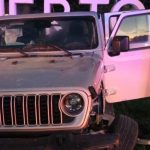 Una joven conductora perdió el control de su Jeep Wrangler en Puerto Cancún, derribando un semáforo; no hubo lesionados.