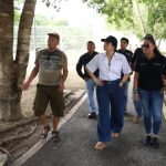 La presidenta municipal Estefanía Mercado supervisa los trabajos de sustitución de más de 5 mil luminarias en la ciudad.