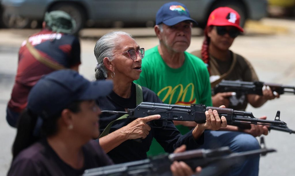 Civiles en Venezuela reciben entrenamiento militar en barrios de Caracas