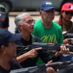 Civiles en Venezuela reciben entrenamiento militar en barrios de Caracas