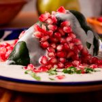 Descubre cómo lograr una nogada cremosa para darle color y sabor a tus chiles rellenos estas fiestas patrias