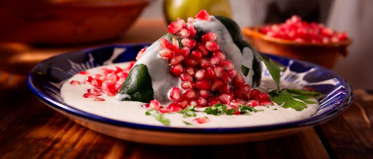 Descubre cómo lograr una nogada cremosa para darle color y sabor a tus chiles rellenos estas fiestas patrias