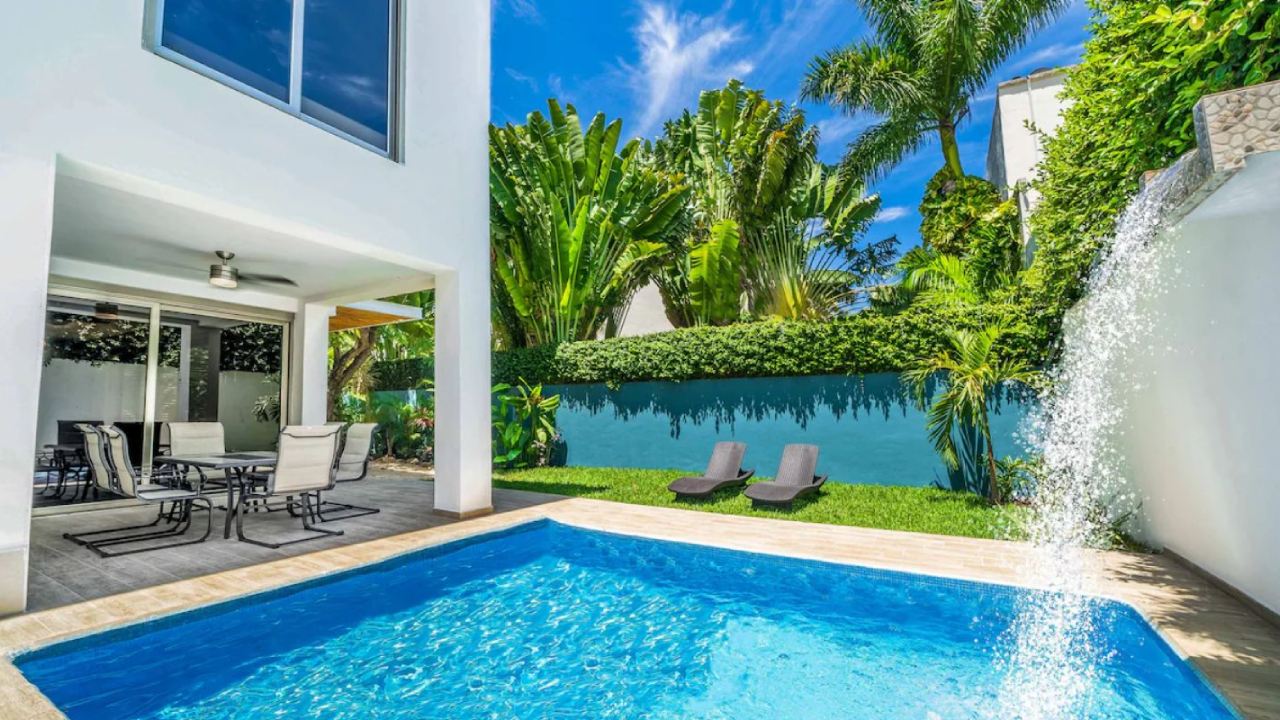 Empresarios hoteleros proponen que los vecinos aprueben rentas vacacionales antes de operar, buscando proteger zonas residenciales y familiares en Quintana Roo.