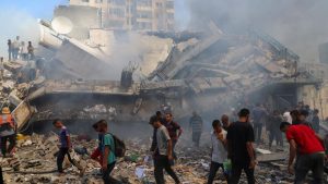 Un bombardeo israelí en el barrio de Al Tufá, en Gaza, dejó 17 civiles muertos y 20 desaparecidos, la mayoría niños y mujeres.