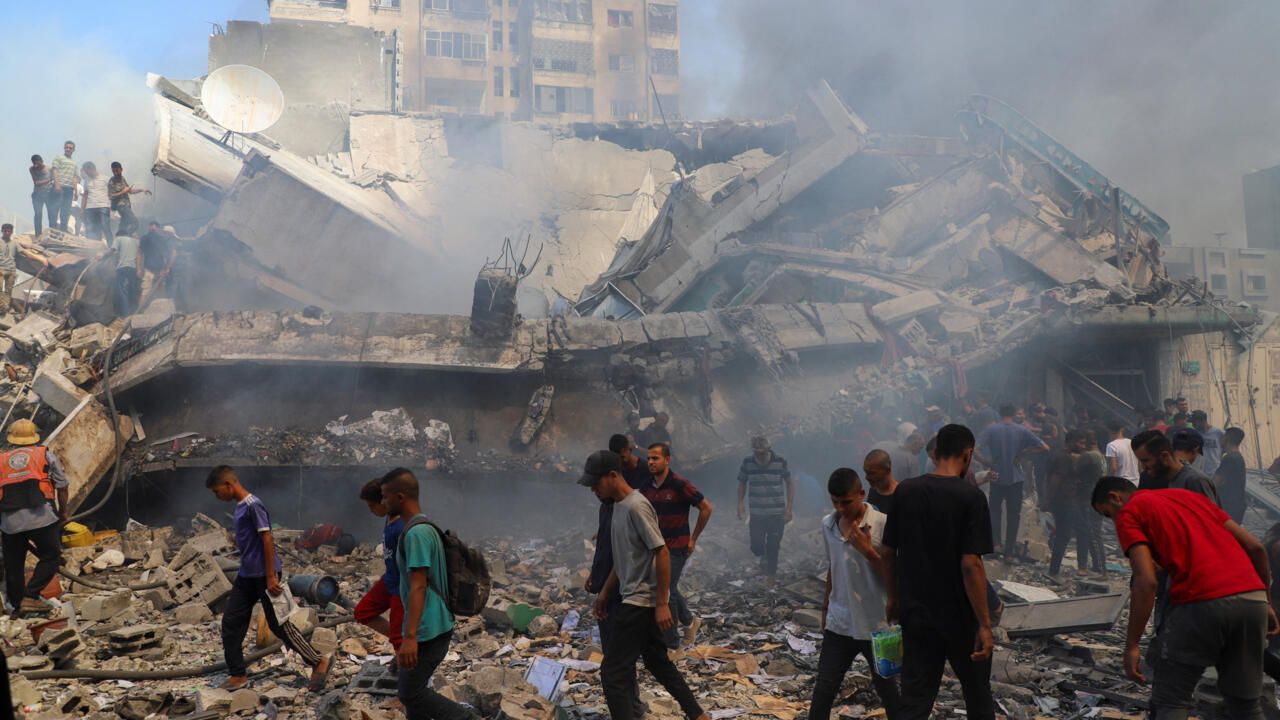 Un bombardeo israelí en el barrio de Al Tufá, en Gaza, dejó 17 civiles muertos y 20 desaparecidos, la mayoría niños y mujeres.