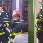 Durante un incendio en Playa del Carmen, bomberos realizaron maniobras de rescate para sacar a una niña y a un perrito.