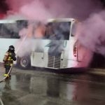 Un camión de transporte de personal de Lipu se incendió esta madrugada en la carretera 307, entre Playa del Carmen y Puerto Aventuras; el conductor logró descender a tiempo y los bomberos controlaron el fuego.