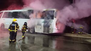 Un camión de transporte de personal de Lipu se incendió esta madrugada en la carretera 307, entre Playa del Carmen y Puerto Aventuras; el conductor logró descender a tiempo y los bomberos controlaron el fuego.