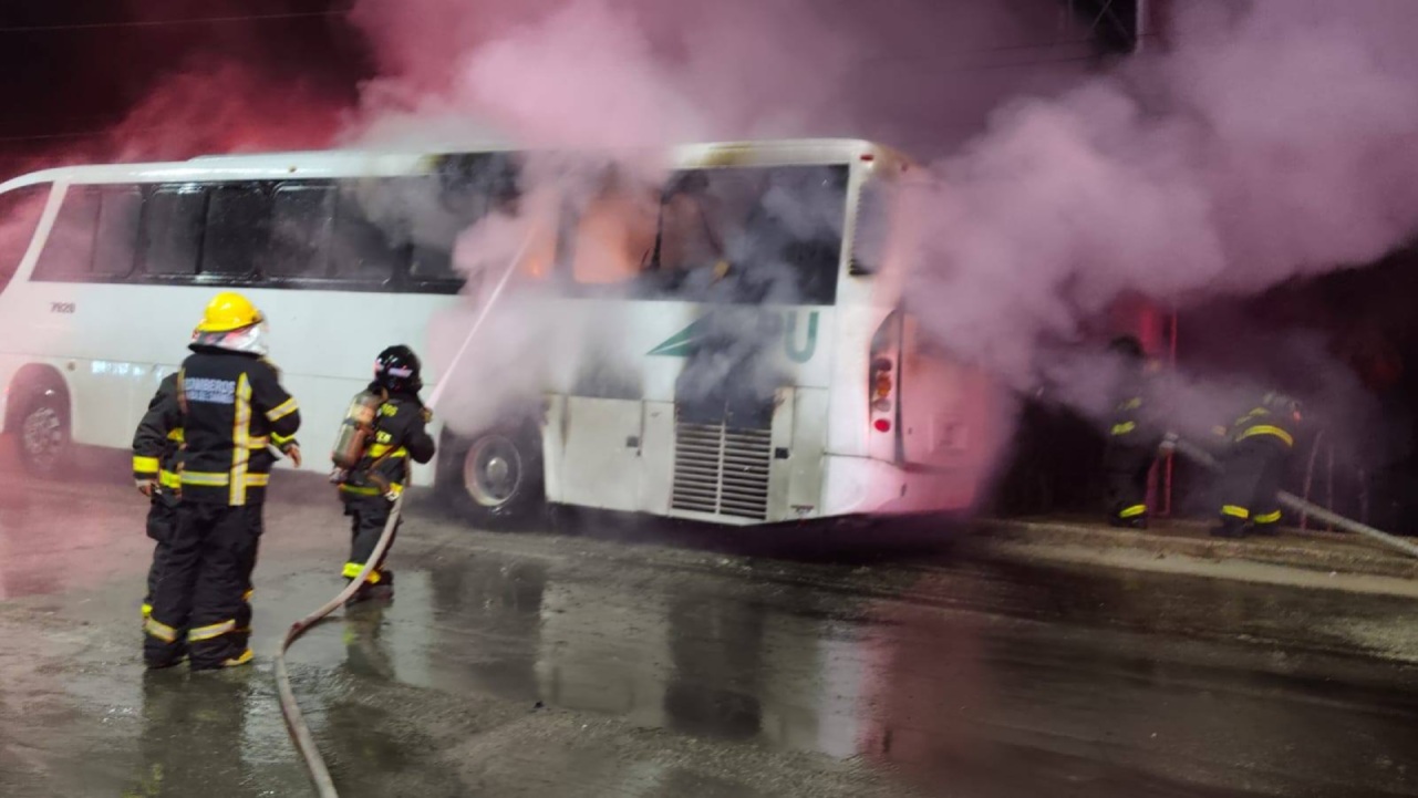Un camión de transporte de personal de Lipu se incendió esta madrugada en la carretera 307, entre Playa del Carmen y Puerto Aventuras; el conductor logró descender a tiempo y los bomberos controlaron el fuego.