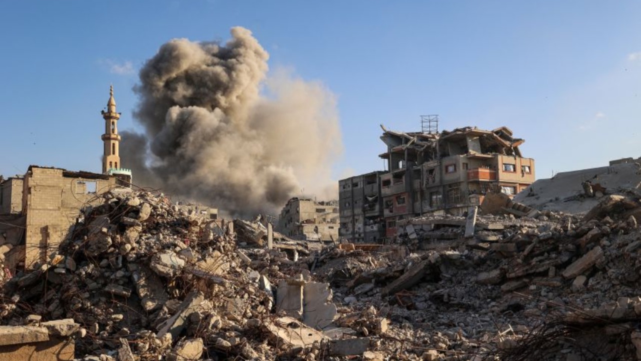 Aviones israelíes atacaron el sur de Gaza tras enfrentamientos en Rafah, mientras se investiga si el alto el fuego vigente desde el 10 de octubre podría estar en riesgo.