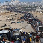Miles de palestinos regresan a Ciudad de Gaza tras el alto el fuego, enfrentando la devastación que dejó la ofensiva israelí y con la esperanza de recuperar sus hogares.