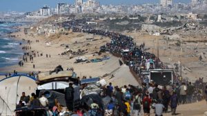Miles de palestinos regresan a Ciudad de Gaza tras el alto el fuego, enfrentando la devastación que dejó la ofensiva israelí y con la esperanza de recuperar sus hogares.
