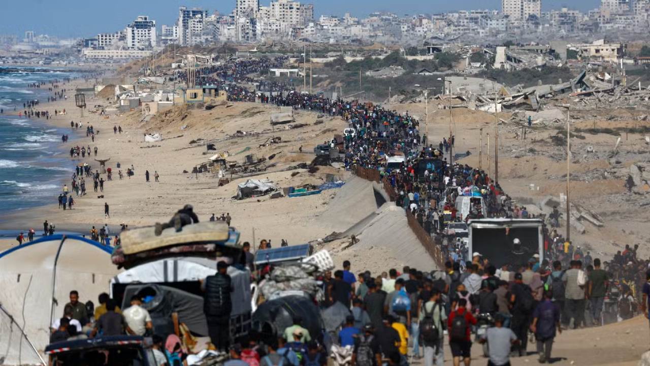Miles de palestinos regresan a Ciudad de Gaza tras el alto el fuego, enfrentando la devastación que dejó la ofensiva israelí y con la esperanza de recuperar sus hogares.