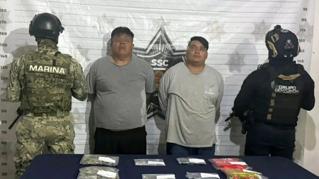 César “N” y Luis Alberto “N” fueron arrestados en Playa del Carmen por su presunta responsabilidad en delitos contra la salud tras ser sorprendidos con 113 dosis de presunta droga.