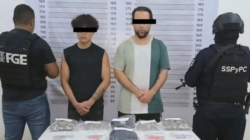 Dos hombres fueron detenidos en Tulum por presunta venta de drogas; se les aseguraron varias sustancias ilegales.