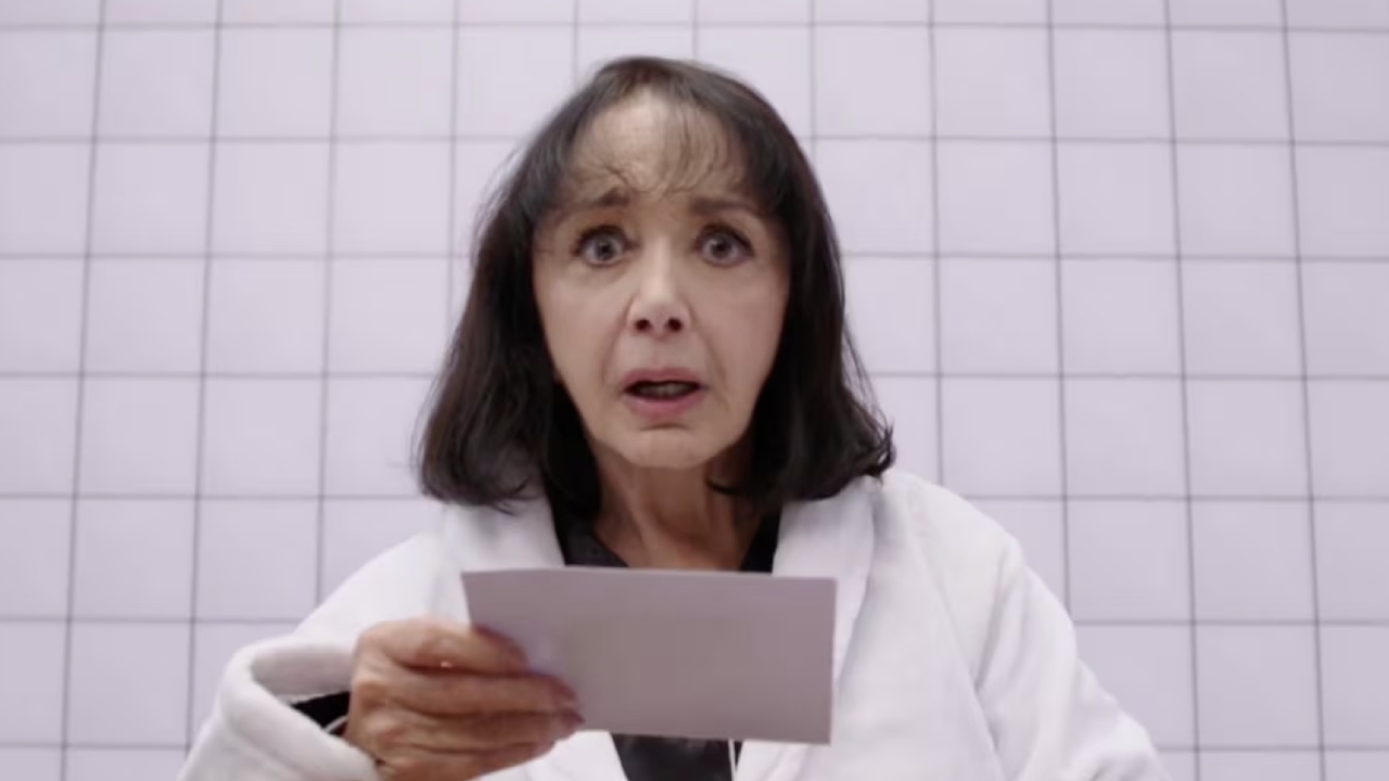 María Antonieta de las Nieves, La Chilindrina, atraviesa recuperación tras una crisis de salud provocada por la ingesta de 19 medicamentos diarios durante su gira en Perú en 2025.