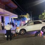 En Chetumal, un accidente entre una motocicleta y una camioneta dejó a un hombre lesionado, quien fue atendido y trasladado por los Bomberos.