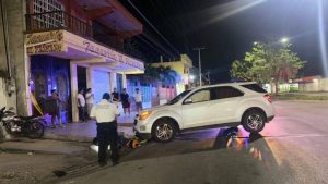 En Chetumal, un accidente entre una motocicleta y una camioneta dejó a un hombre lesionado, quien fue atendido y trasladado por los Bomberos.
