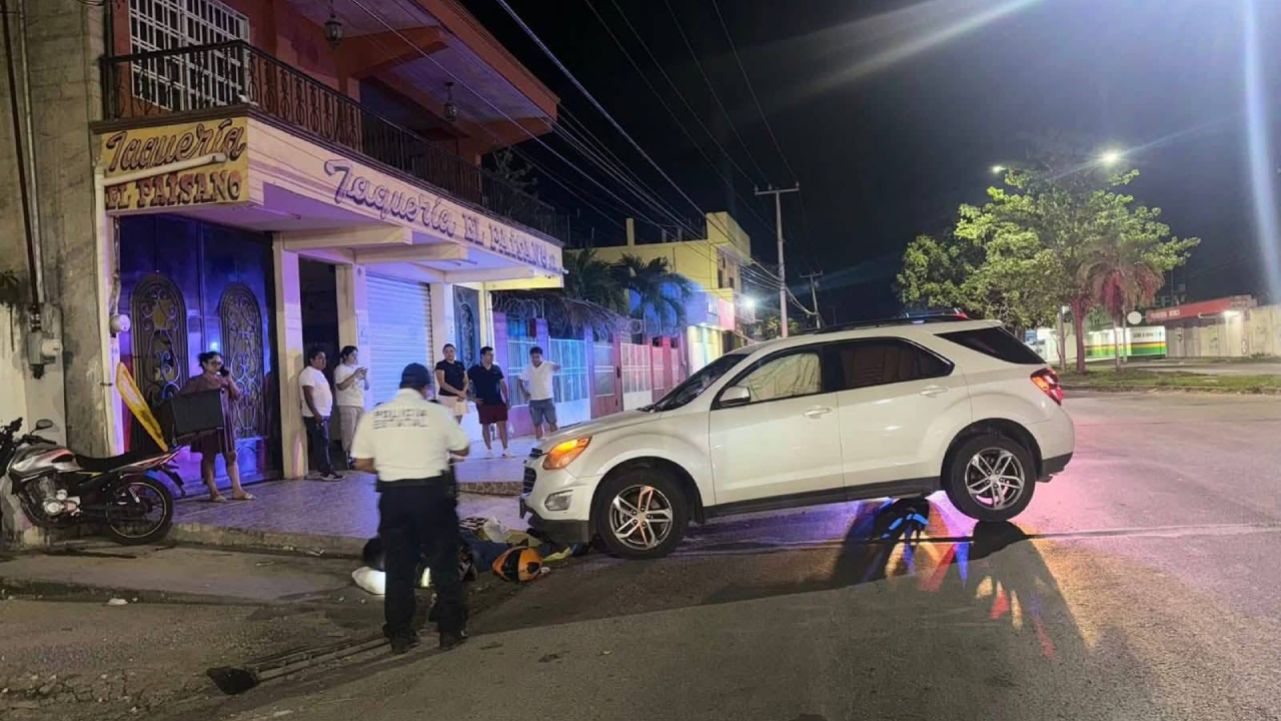 En Chetumal, un accidente entre una motocicleta y una camioneta dejó a un hombre lesionado, quien fue atendido y trasladado por los Bomberos.