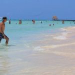 Las playas de Isla Mujeres mantienen su belleza y limpieza, sin presencia de sargazo, atrayendo a turistas nacionales e internacionales incluso durante la temporada baja.