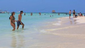 Las playas de Isla Mujeres mantienen su belleza y limpieza, sin presencia de sargazo, atrayendo a turistas nacionales e internacionales incluso durante la temporada baja.