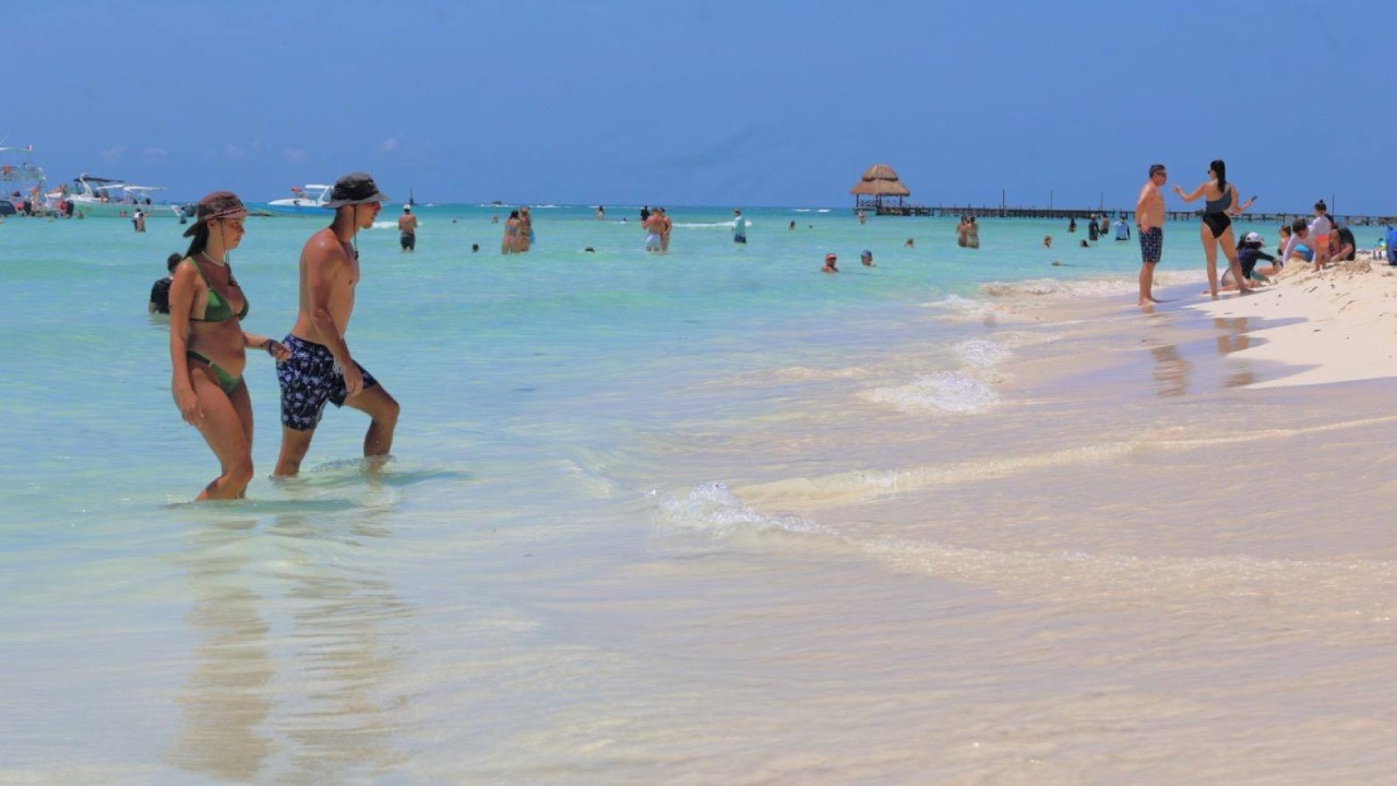 Las playas de Isla Mujeres mantienen su belleza y limpieza, sin presencia de sargazo, atrayendo a turistas nacionales e internacionales incluso durante la temporada baja.